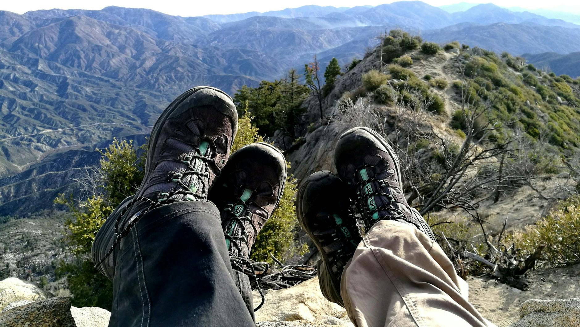 Zwei Personen, Die Wanderschuhe Tragen