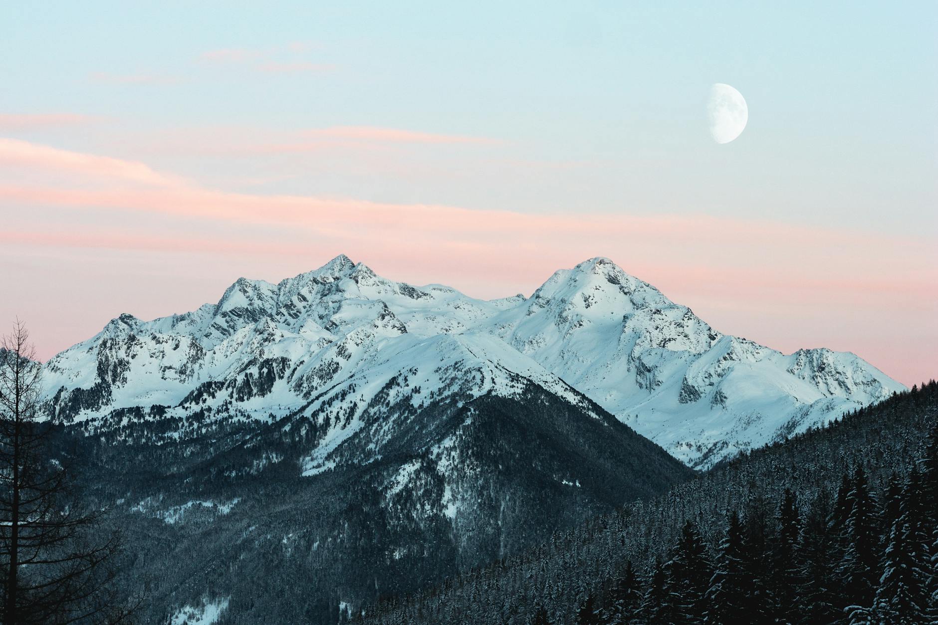 Schneebedeckter Berg