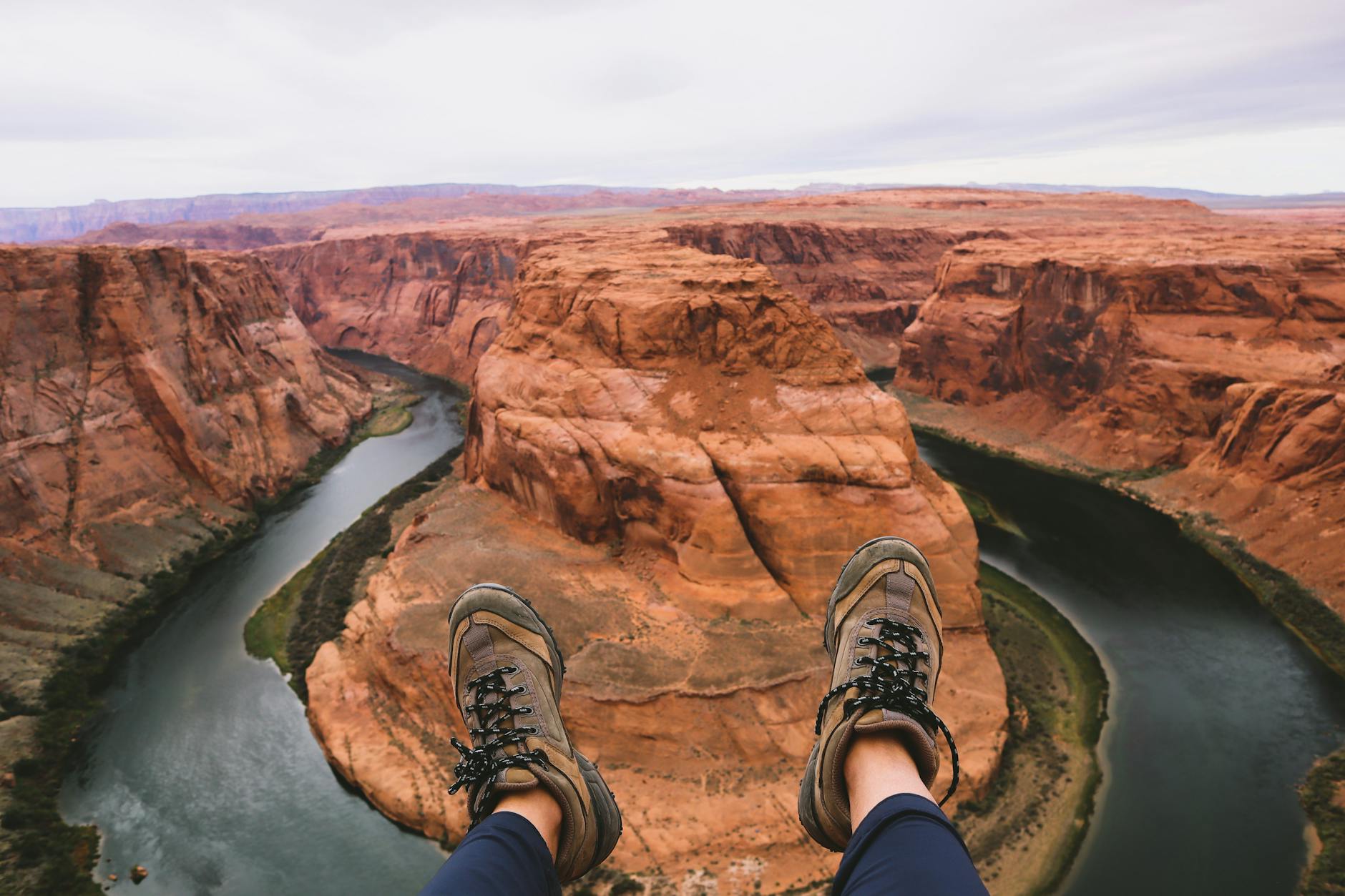 Person, Die Ein Paar Braune Wanderschuhe Trägt