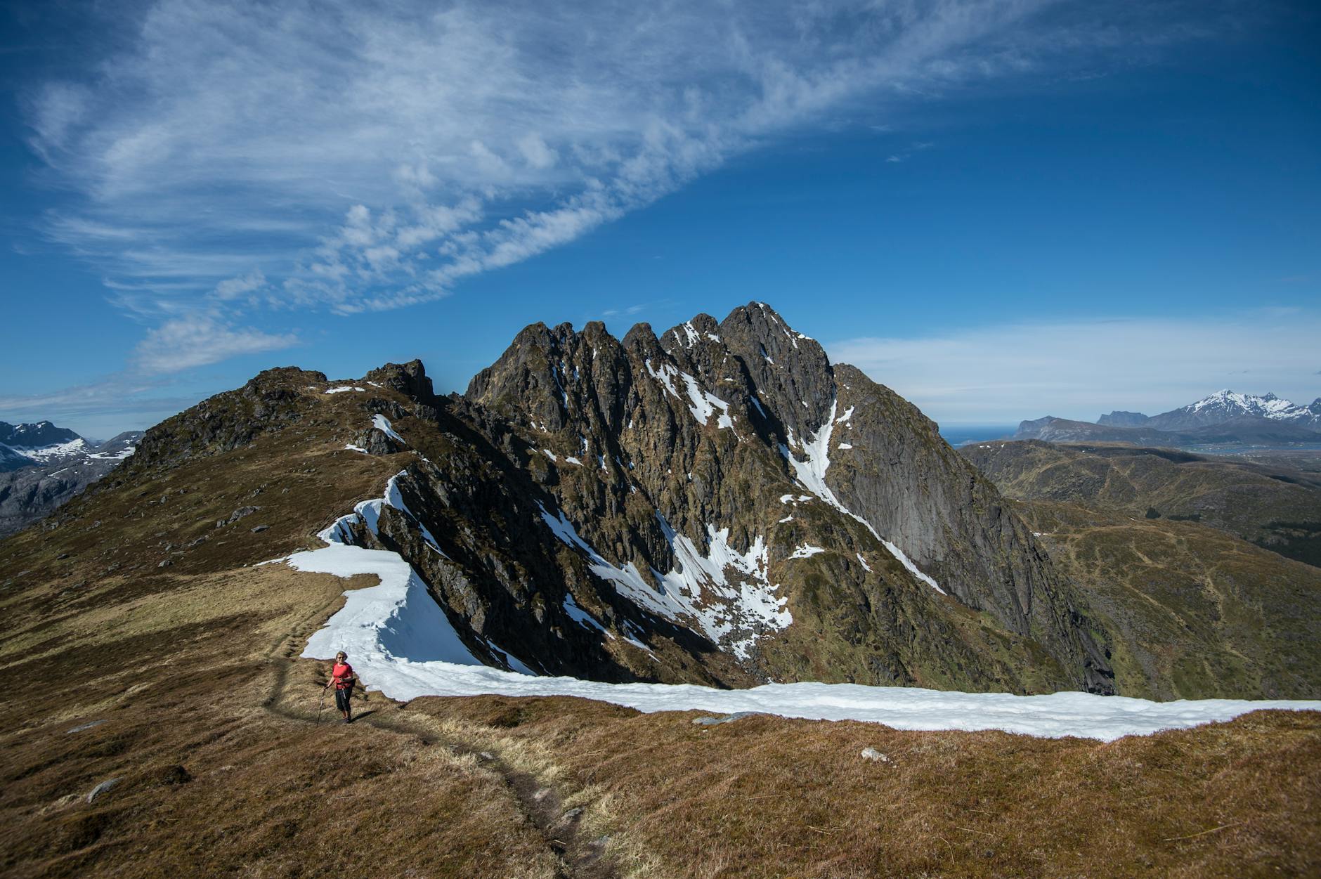 Frau, Die Einen Trekkingstock Am Berggipfel Hält