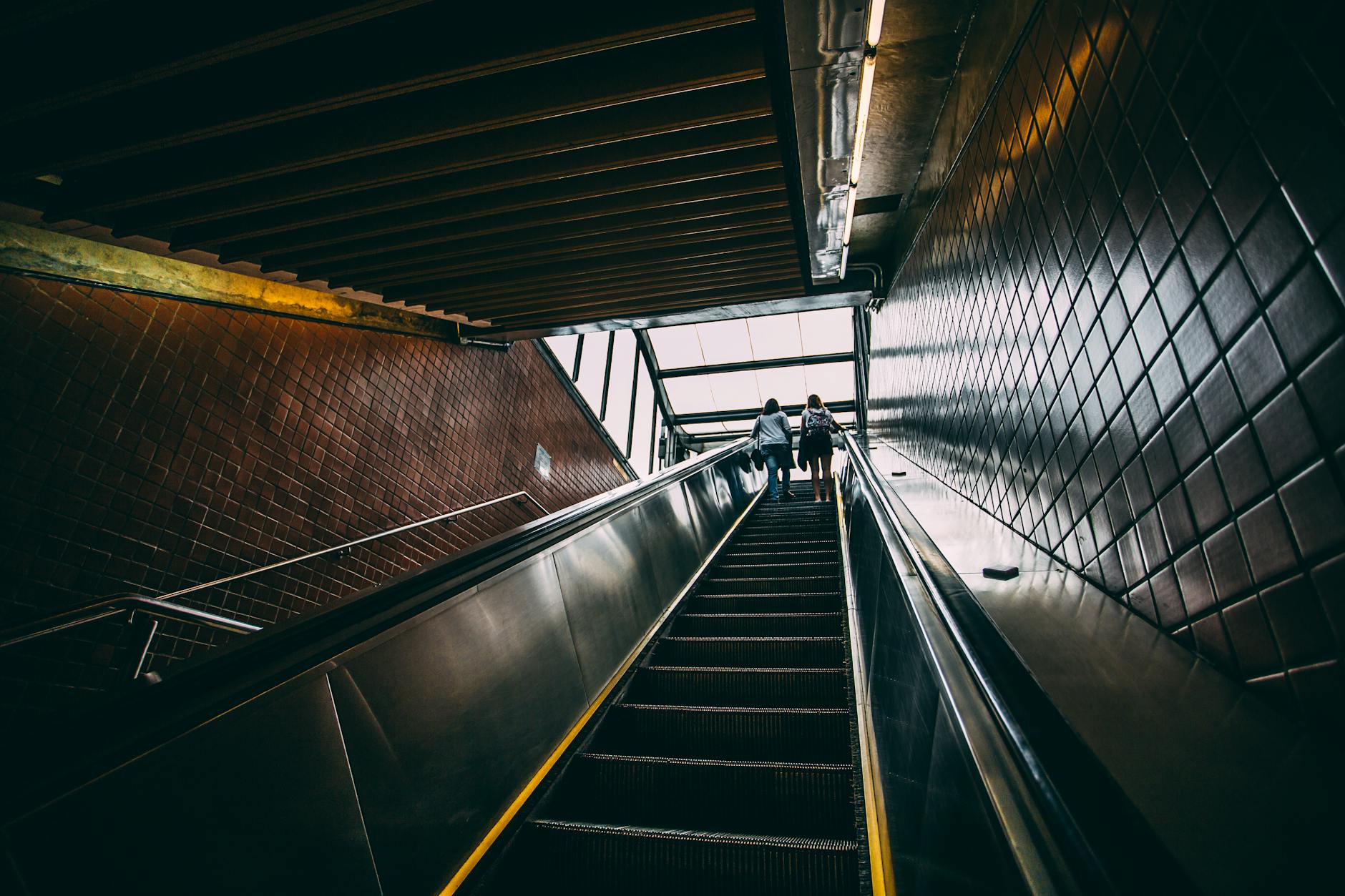 2 Personen, Die Tagsüber Auf Der Schwarzen Rolltreppe Stehen