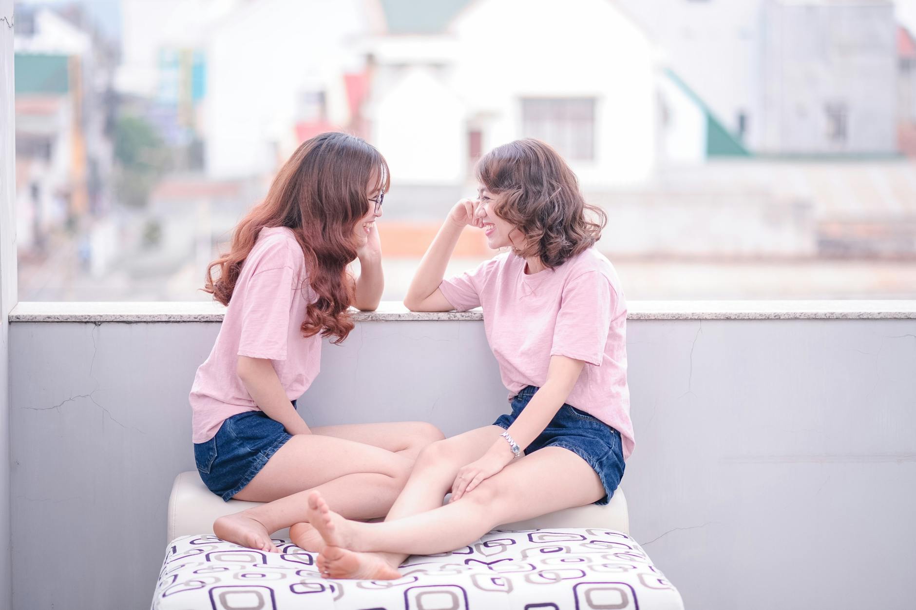 Zwei Frauen Tragen Rosa T Shirts
