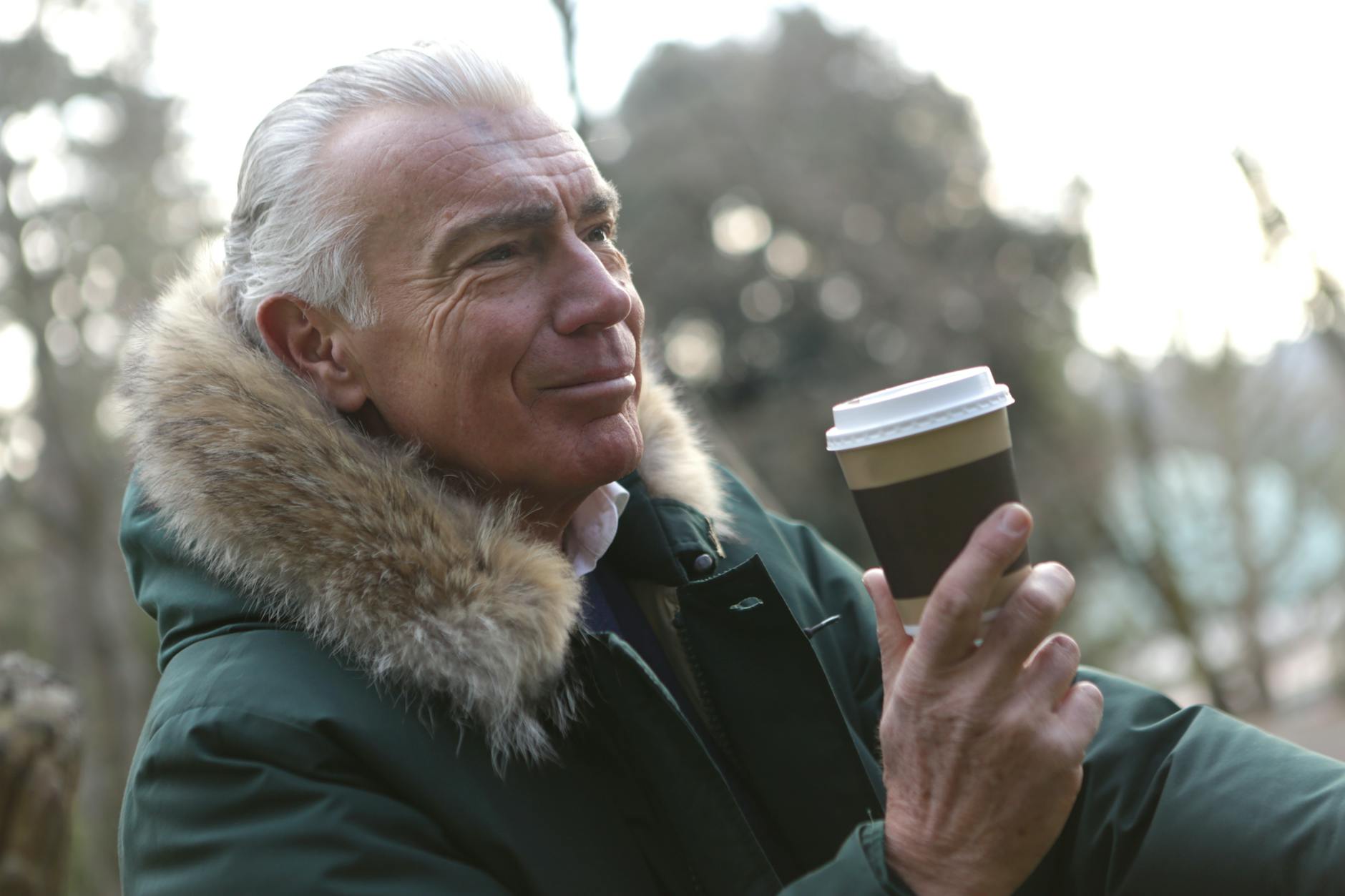 älterer Mann, Der Eine Braune Kaffeetasse Hält