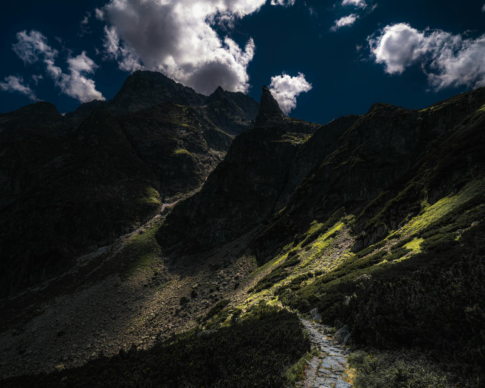 Kostenloses Stock Foto zu blauer himmel, draußen, felsiger berg